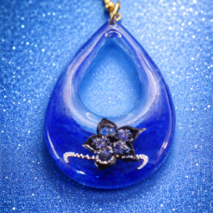 Boucles d&rsquo;oreilles en résine bleue