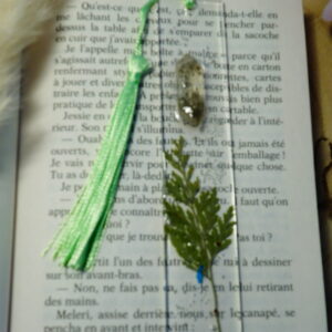 MARQUE PAGE POMPON VERT EN RESINE ET PIERRES NATURELLES PERSONNALISABLE ET A L&rsquo;ACHAT3