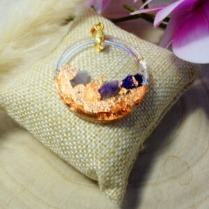 PENDENTIF RESINE ROND FEUILLE DE CUIVRE ET PIERRES NATURELLES