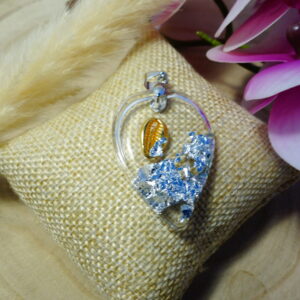 PENDENTIF RESINE FEUILLE  INCLUSION COQUILLAGE OR FIN 24K ET FEUILLE D ARGENT