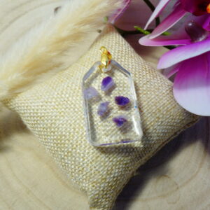 PENDENTIF FORME MAISON EN RESINE ET PIERRES NATURELLES