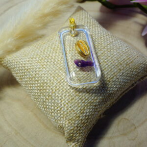PENDENTIF RECTANGULAIRE EN RESINE INCLUSION COQUILLAGE OR FIN ET PIERRES NATURELLES