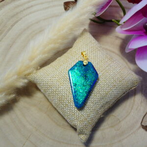 PENDENTIF RESINE BLEU VERT ELECTRIQUE FORME EXAGONALE