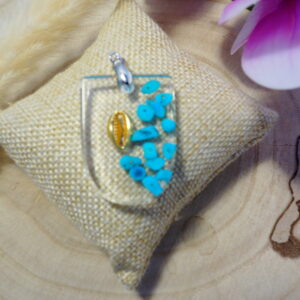 PENDENTIF DEMI OVAL RESINE INCLUSION COQUILLAGE OR FIN 24K ET PIERRES NATURELLES