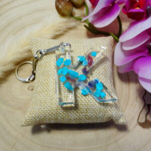 PORTE CLEF LETTRE K EN RESINE ET PIERRES NATURELLES