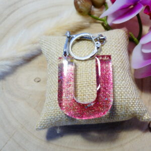 PORTE CLEF LETTRE U EN RESINE ET PAILLETTES ROSES