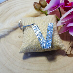 PORTE CLEF LETTRE V EN RESINE ET PAILLETTES ARGENTEES