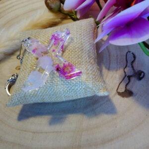 PORTE CLEF LETTRE X EN RESINE FLEURS SECHEES ROSE ET PIERRES NATURELLES