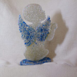 ENFANT ANGE SUR SOCLE BLEU ET GRIS PAILLETTES RESINE ET MICA NATUREL EFFET DIAMANT
