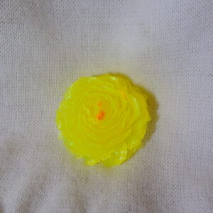 rose jaune fluorescente résine et mica naturel AVEC CHEVALET EN SUPPORT