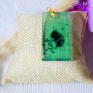 PENDENTIF EN RESINE INCRUSTATION RUBIS ZOISITE