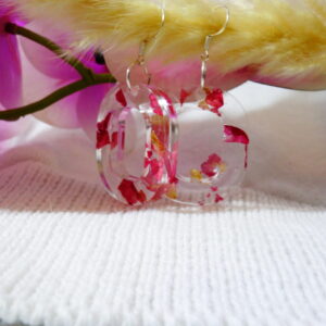 BOUCLE D&rsquo;OREILLES EN RESINE ET FLEUR SECHEE INCRUSTEE
