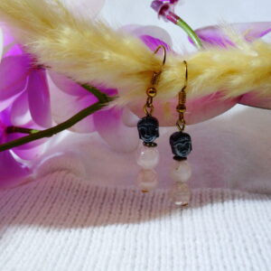 BOUCLE D&rsquo;OREILLES EN QUARTZ ROSE ET BOUDHA EN HEMATITE
