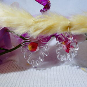 BOUCLE D&rsquo;OREILLE EN RESINE INCRUSTATION FLEUR
