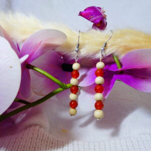 BOUCLE D&rsquo;OREILLE LONGUE EN BOIS ET CORNALINE