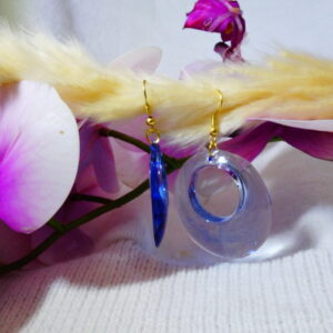 BOUCLE D&rsquo;OREILLE EN RESINE SUR CROCHET LAITON OR FIN 24K