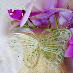 PORTE CLEF PAPILLON HOLOGRAPHIQUE ET PAILLE VERTE TRANSPARENT EN RESINE