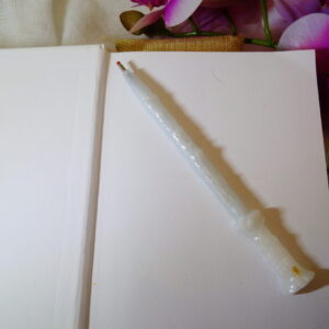 STYLO EN RESINE COULEUR BLANC POINTE NOIRE