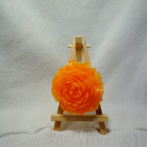 ROSE DE COULEUR ORANGE SUR CHEVALET