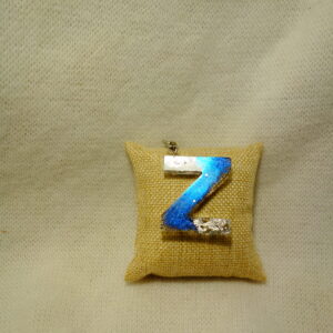 PORTE CLEF LETTRE Z VIOLET FEUILLE COULEUR ARGENT