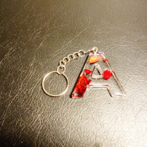LETTRE A PORTE CLEF PETALES DE ROSE ROUGE