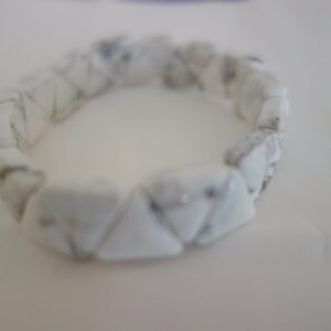 BRACELET TRIANGLE HOWLITE