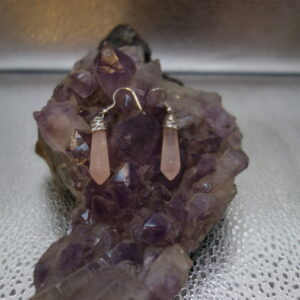 BOUCLES D&rsquo;OREILLES POINTE QUARTZ ROSE