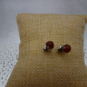 BOUCLES D&rsquo;OREILLES PUCES RONDES EN CORNALINE