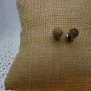 BOUCLES D&rsquo;OREILLE PUCES RONDES AGATE MARRON CLAIR