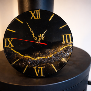 Horloge en résine noire et dorée