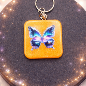 Porte-clefs carré jaune or motif papillon en résine